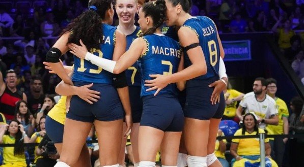 Imagem da partida do Brasil pela VNL Feminina de Vôlei