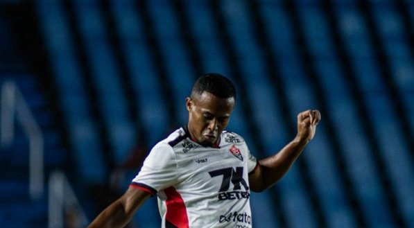 Atacante deixa o Barradão após disputar 30 jogos e cinco assistências. O clube comunicou a rescisão em comum acordo com o jogador.