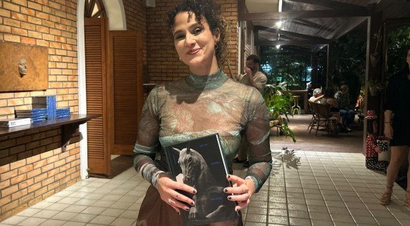 Clara Simas lança fotolivro "Meu pai morreu três vezes" nesta quinta (05) na Garrido Galeria