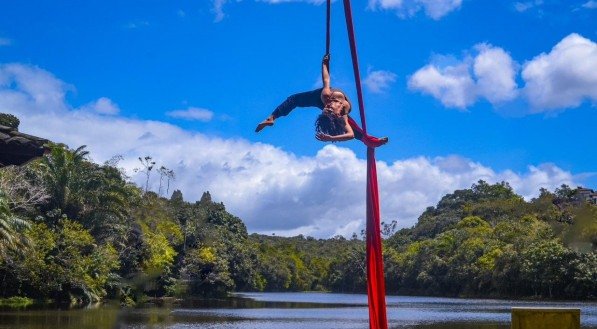 Artista circense em número de lençóis acrobáticos