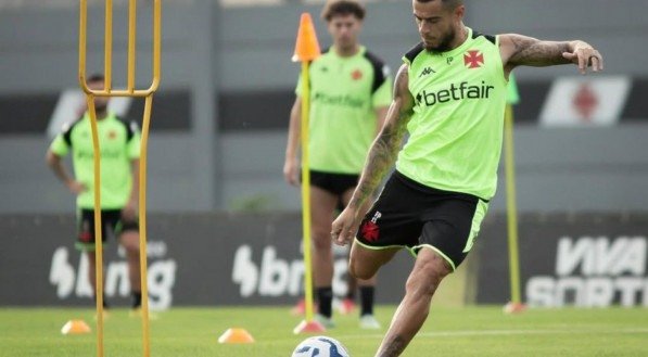 A 777 Partners será forçada a leiloar as ações que detém em seis clubes de futebol, incluindo a SAF do Vasco. O grupo norte-americano, envolvido em uma grave crise financeira, colocará os títulos à venda em um evento previsto para acontecer nesta sexta-feira (6), em Nova York, nos Estados Unidos. A informação foi divulgada pelo [&amp;#8230;]