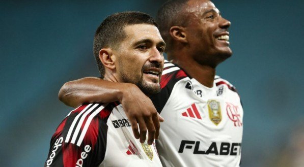 O Flamengo apresentou oficialmente seu novo uniforme para a temporada de 2025. O lançamento, realizado em parceria com a Adidas, aconteceu em abril e reforça o orgulho do clube pelo urubu, mascote que simboliza raça, superação e identidade da torcida rubro-negra. A campanha de divulgação contou com a participação de atletas de diversas modalidades do [&amp;#8230;]