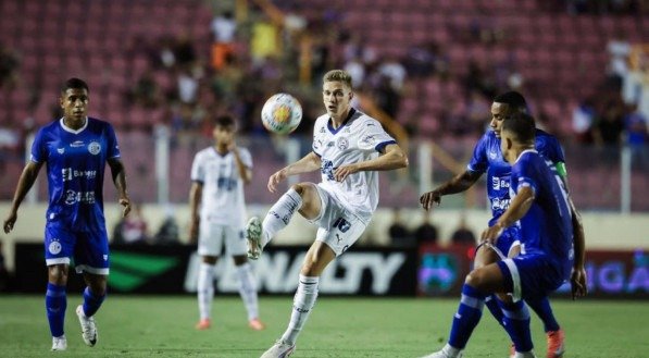 Em jogo atrasado da quinta rodada da Copa do Nordeste, o Confiança recebeu o Bahia na noite dessa quarta-feira(04), no estádio Batistão, em Aracaju, e venceu pelo placar 2 a 0. Os gols foram marcados pelo atacante Neto Oliveira. O tricolor baiano levou a campo o time sub-20. Com o resultado, o Confiança chegou aos [&amp;#8230;]
