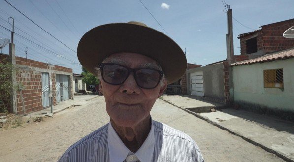 Seu Louro do Pife, músico ainda ativo que acompanhava Luiz Gonzaga no Sertão do Araripe, está no documentário "O Enigma de Exu"