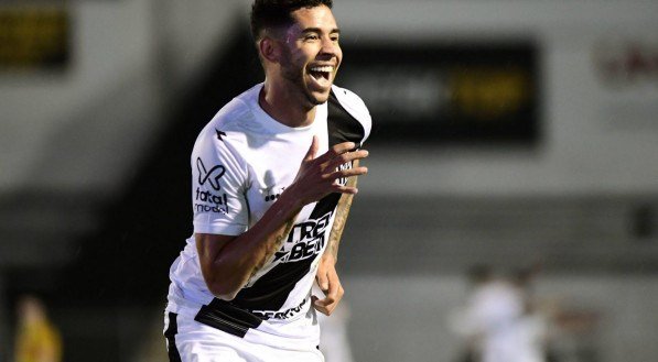 Renato comemora gol marcado com a camisa da Ponte Preta