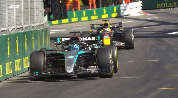 O mercado de pilotos da Fórmula 1 voltou a esquentar. A permanência de Max Verstappen na Red Bull, mesmo com contrato até 2028, tem sido alvo de intensas especulações desde que a equipe passou a enfrentar dificuldades nesta temporada. O nome do holandês chegou a ser fortemente ligado à Mercedes, após o próprio chefe da [&amp;#8230;]