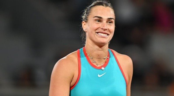 Bielorrussa derrotou a poderosa Swiatek em Paris enquanto que Gauff passou por francesa Boisson