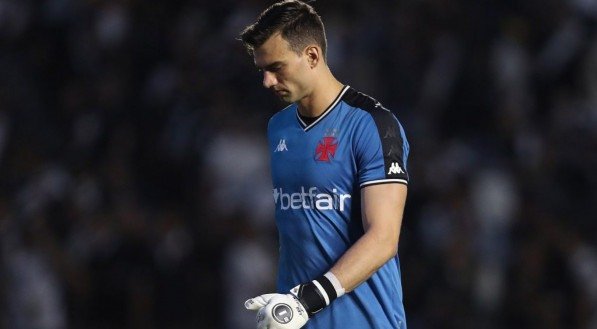 O Vasco segue tentando renovar o contrato do goleiro Léo Jardim, mas as negociações permanecem em um impasse. De acordo com apuração da ESPN, as conversas entre o clube e o novo empresário do atleta, Paulo Pitombeira, estão travadas principalmente por divergências em relação à proposta salarial apresentada pela diretoria. O atual vínculo de Léo [&amp;#8230;]
