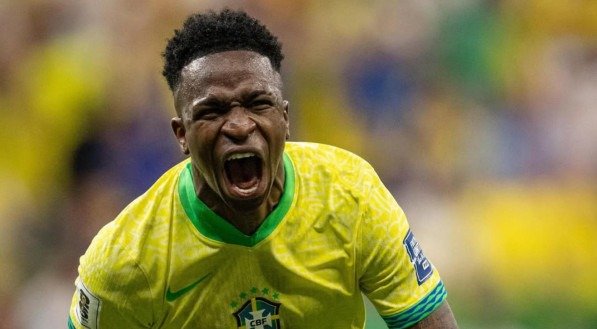 Vinicius Júnior gritando após marcar gol pela Seleção Brasileira