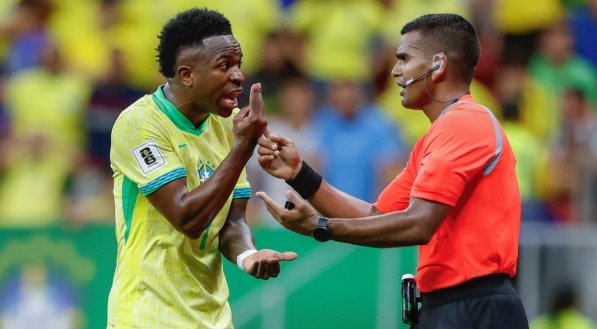 Vinicius Júnior reclamando com o árbitro em jogo da Seleção Brasileira