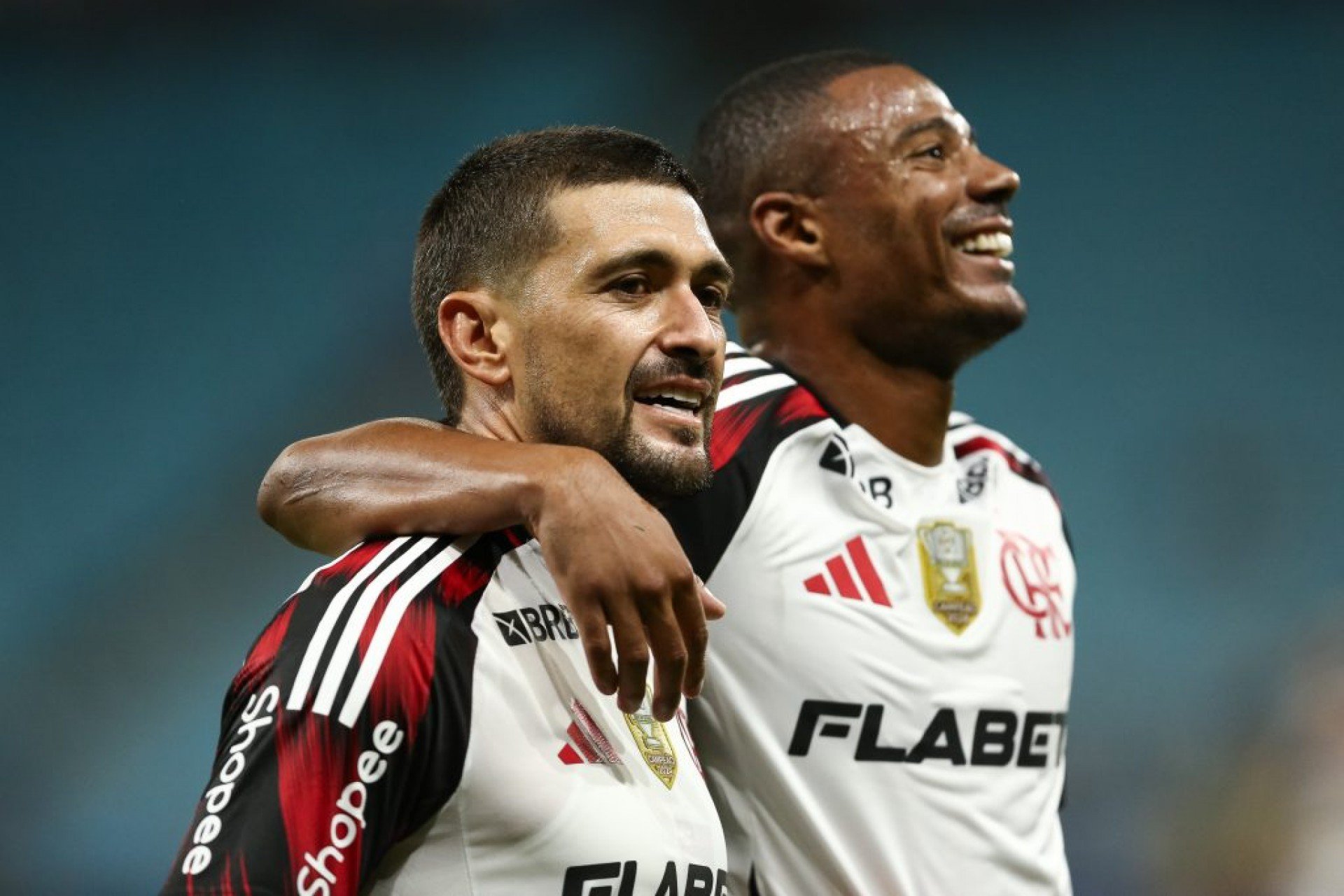 Flamengo lança novo uniforme para a temporada 2025 com campanha que exalta o urubu