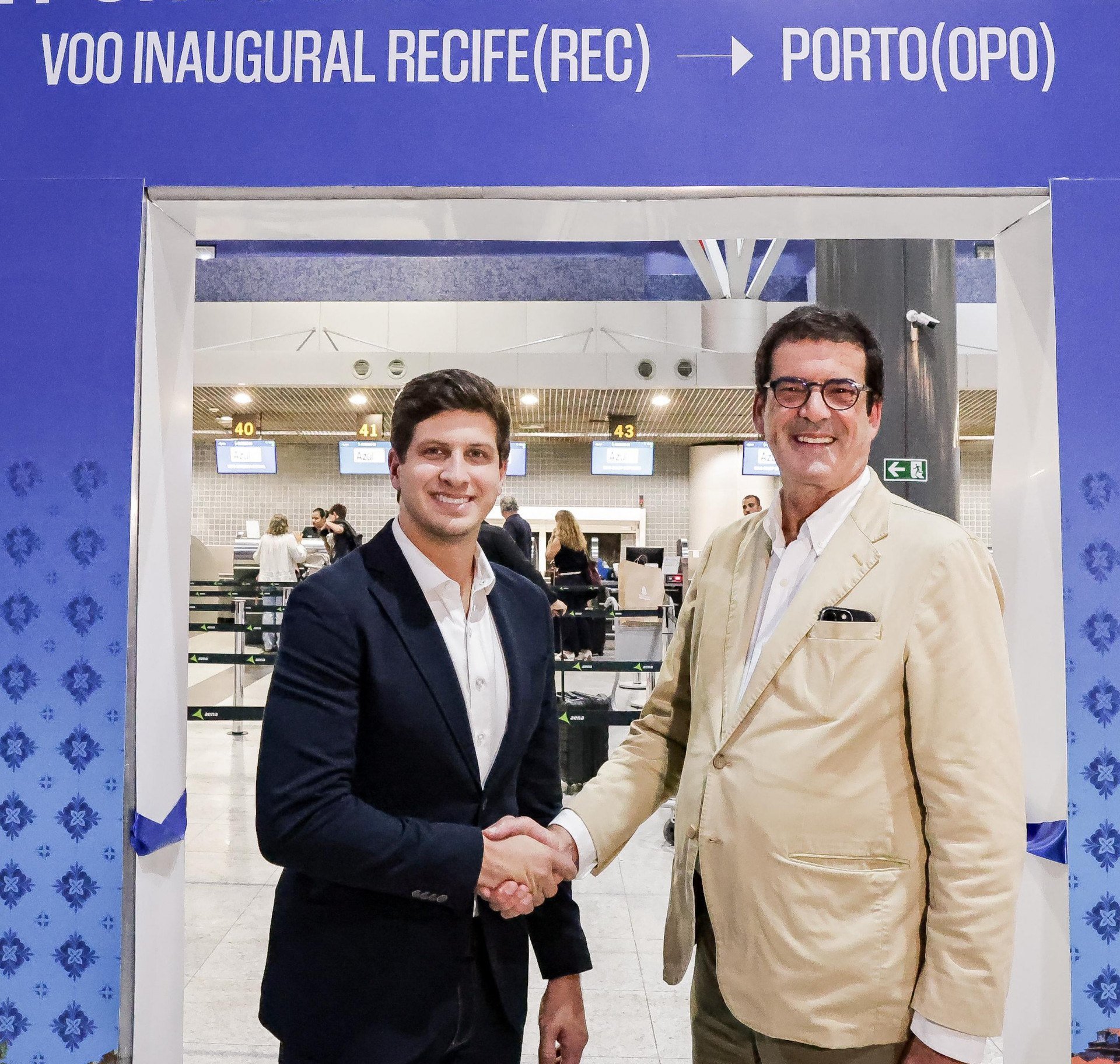 Voo inaugural para o Porto sem representante do estado