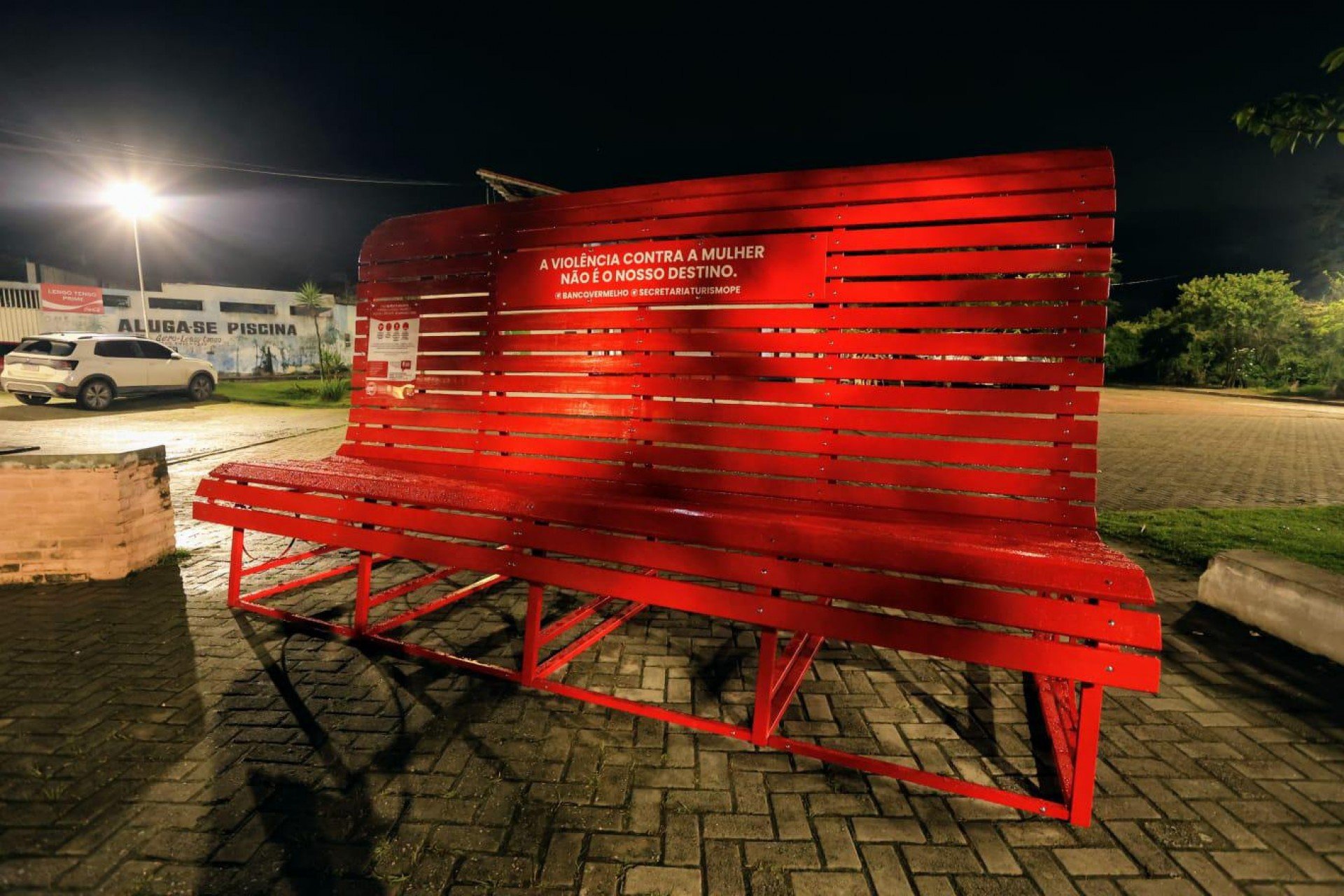 Banco Vermelho instalado no Alto do Moura