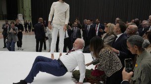 Lula tirou o sapato e o paletó, e subiu em um tablado para tentar replicar os movimentos acrobáticos de uma parte da mostra