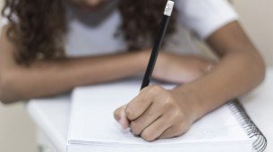 Imagem ilustrativa de criança estudando