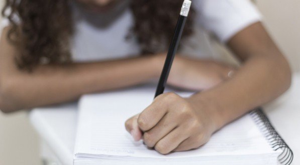 Imagem ilustrativa de criança estudando