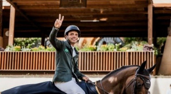 O brasileiro Stephan Barcha brilhou mais uma vez no cenário internacional do hipismo ao vencer o Prêmio Proconfort-Horsewear, com obstáculos a 1.45m, nesta sexta-feira (6), durante o CSIO5 de La Baule*, na França. Montando a sela-francesa Dirka Império Egípcio, de 12 anos, o cavaleiro completou o percurso com pista limpa em 57s09, sendo o único [&amp;#8230;]