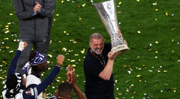 Tottenham anuncia saída de Postecoglou mesmo após título europeu
