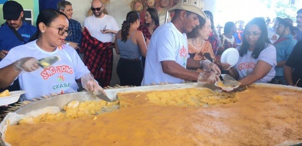 A abertura contou com pratos típicos à base de milho distribuídos para os consumidores 