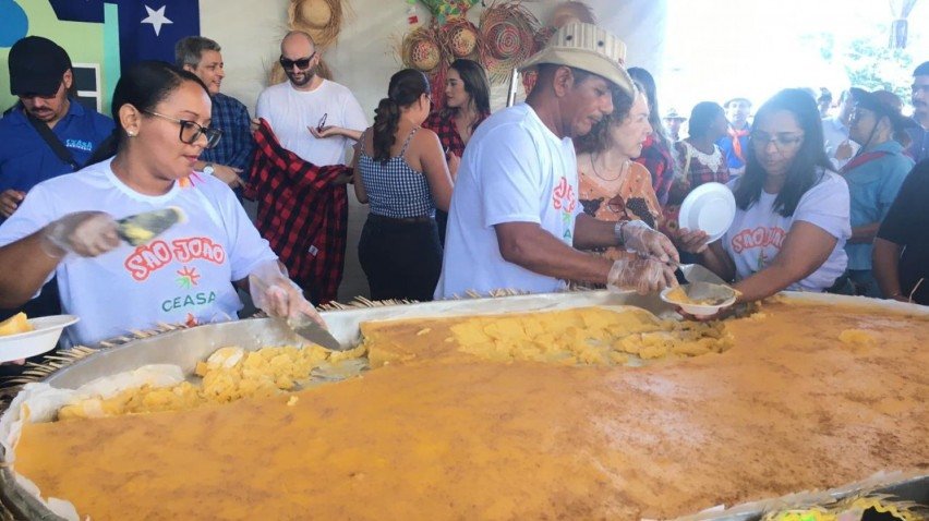 A abertura contou com pratos típicos à base de milho distribuídos para os consumidores 