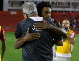 Hélio dos Anjos destaca importância de Bruno Mezenga para próximo jogo do Náutico na Série C