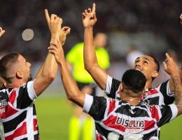 Jogadores do Santa Cruz em comemoração de gol sobre o Ferroviário na última rodada da Série D