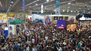 Multidão de leitores em Bienal no Rio