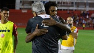 Abraço de Bruno Mezenga e Hélio dos Anjos no centro do gramado dos Aflitos