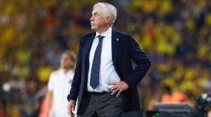 Carlo Ancelotti na área técnica em Equador x Brasil