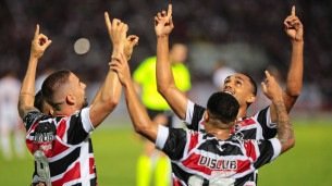 Jogadores do Santa Cruz em comemoração de gol sobre o Ferroviário na última rodada da Série D