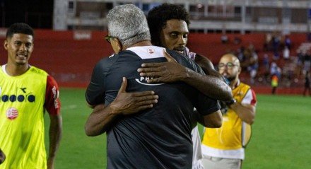 Abraço de Bruno Mezenga e Hélio dos Anjos no centro do gramado dos Aflitos