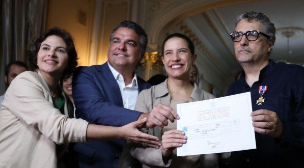 Kleber Mendonça Filho recebe o diploma da Medalha do Mérito Guararapes, de Priscila Krause, Túlio Vilaça e Raquel Lyra