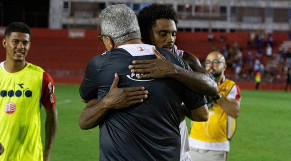 Abraço de Bruno Mezenga e Hélio dos Anjos no centro do gramado dos Aflitos