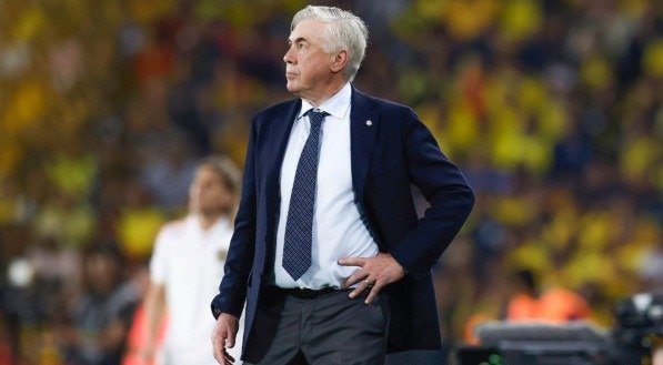 Carlo Ancelotti na área técnica em confronto de Equador x Brasil