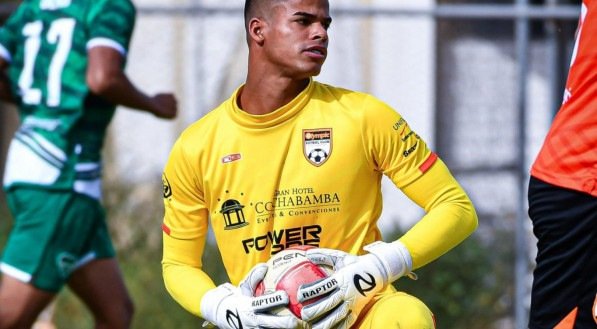 Goleiro brasileiro defende o Olympic Futebol Club