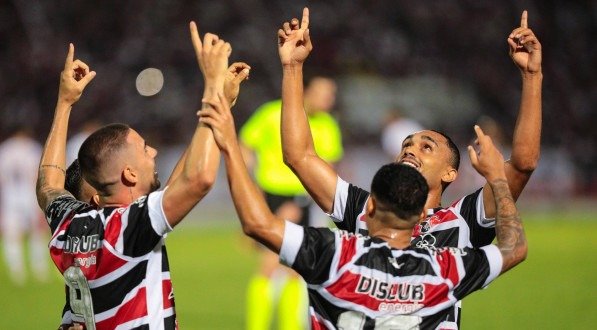 Jogadores do Santa Cruz em comemoração de gol sobre o Ferroviário na última rodada da Série D