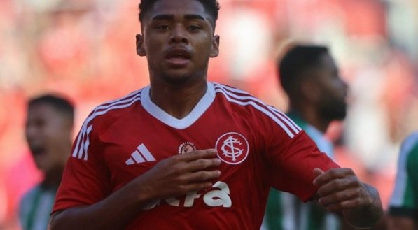 O jovem defensor de 21 anos é canhoto e atende aos requisitos exigidos para reforçar o elenco do técnico Leonardo Jardim.