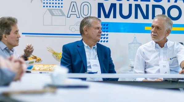 Ricardo Paes Barreto, presidente do TJPE. recebido pelos diretores Sérgio Moura e Paulo Sales, na fábrica das Baterias Moura, em Belo Jardim