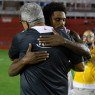 Abraço de Bruno Mezenga e Hélio dos Anjos no centro do gramado dos Aflitos