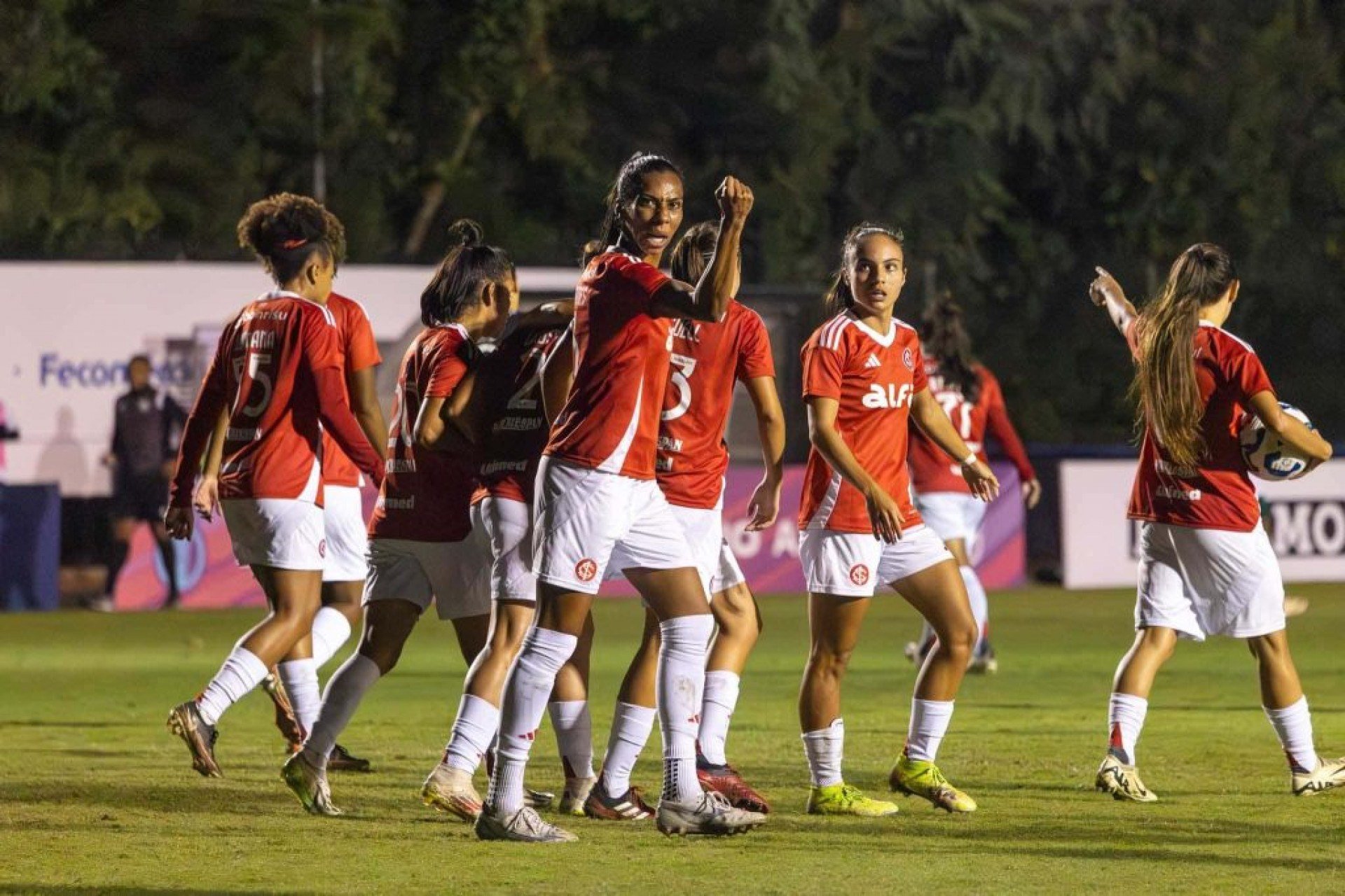 Internacional e América-MG se enfrentam em confronto decisivo pelo Brasileirão Feminino
