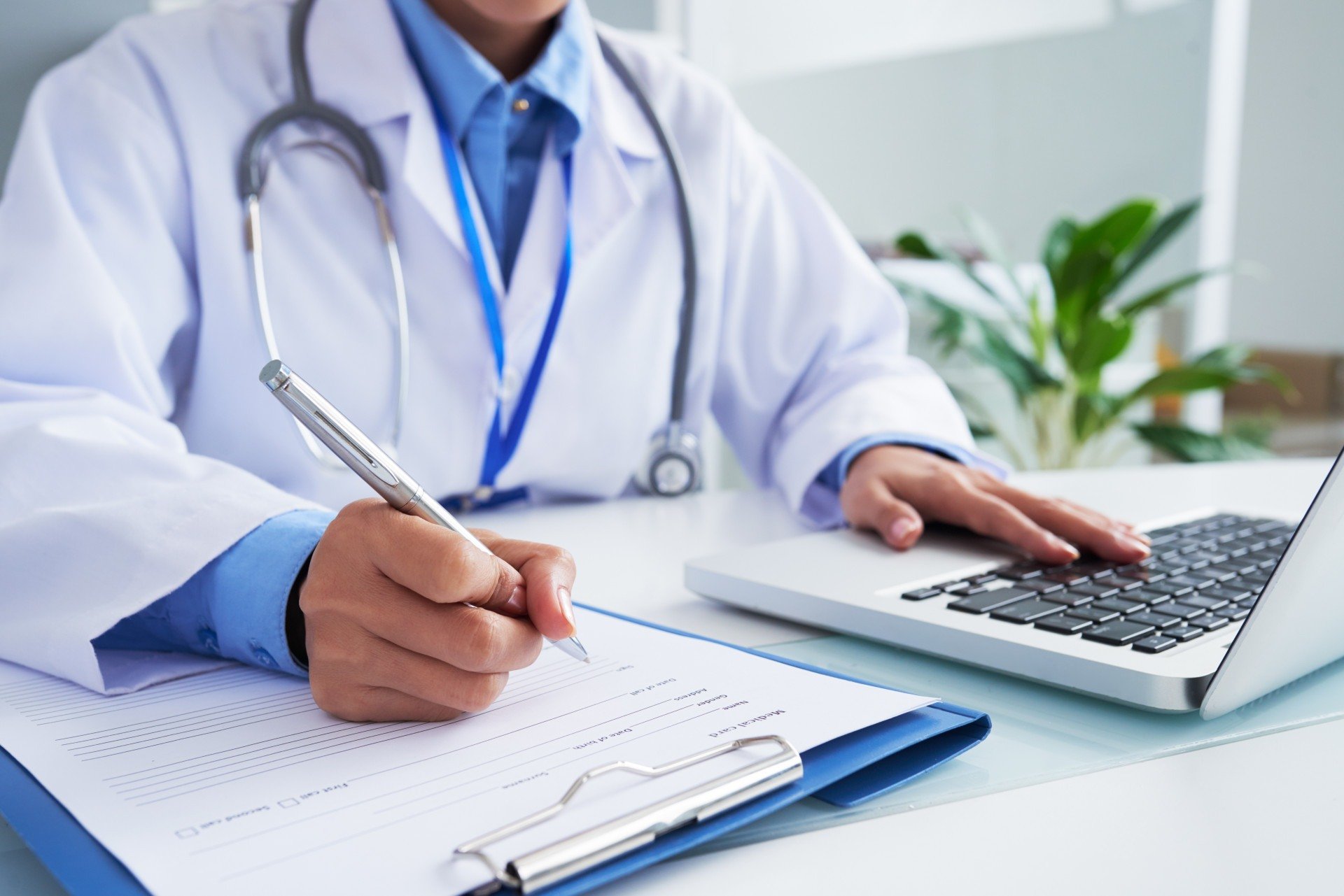 Juramento, jaleco e gestão: os desafios de empreender na medicina e as iniciativas que apontam soluções