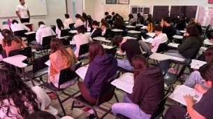 Estudantes fazem vestibular 2025.2 da Unicap
