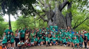 De acordo com o PV Recife, o grupo de aproximadamente cem pessoas realizou uma parada no Jardim do Baobá, na Graças