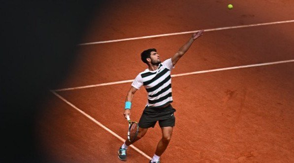 Carlos Alcaraz provou mais uma vez por que é um dos grandes nomes da nova geração do tênis. Neste domingo (8), o espanhol derrotou Jannik Sinner em uma final épica e conquistou seu segundo título de Roland Garros. A vitória veio após 5h29min de partida, com parciais de 4/6, 6/7 (4), 6/4, 7/6 (3) e [&amp;#8230;]