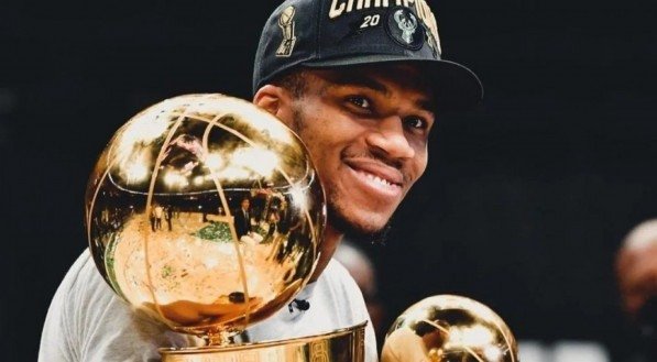 O craque da NBA Giannis Antetokounmpo esteve no Maracanãzinho, no Rio de Janeiro, para acompanhar o duelo entre Brasil e Itália pela Liga das Nações feminina de vôlei, neste domingo (8). O ala-pivô do Milwaukee Bucks vibrou bastante na beira da quadra e mostrou todo seu apoio à seleção brasileira, que acabou derrotada por 3 [&amp;#8230;]