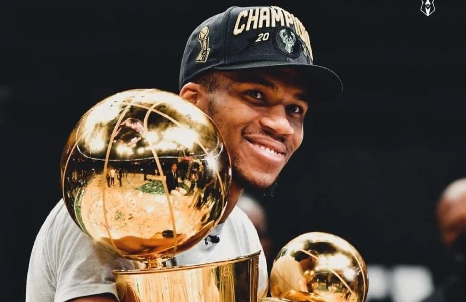 Giannis Antetokounmpo marca presença no Maracanãzinho em dia de Brasil x Itália no vôlei