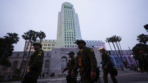 Limpeza continua após uma noite de protestos no centro de Los Angeles