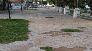 Enorme buraco no calçadão de Olinda
