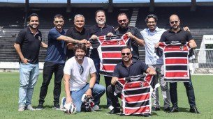 Dirigentes do Santa Cruz ao lado dos investidores da SAF no gramado do Arruda