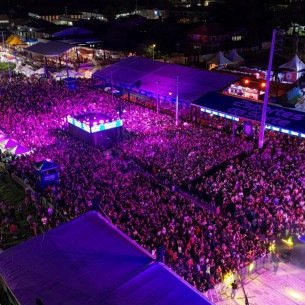 Imagem aérea do pátio de eventos em Gravatá
